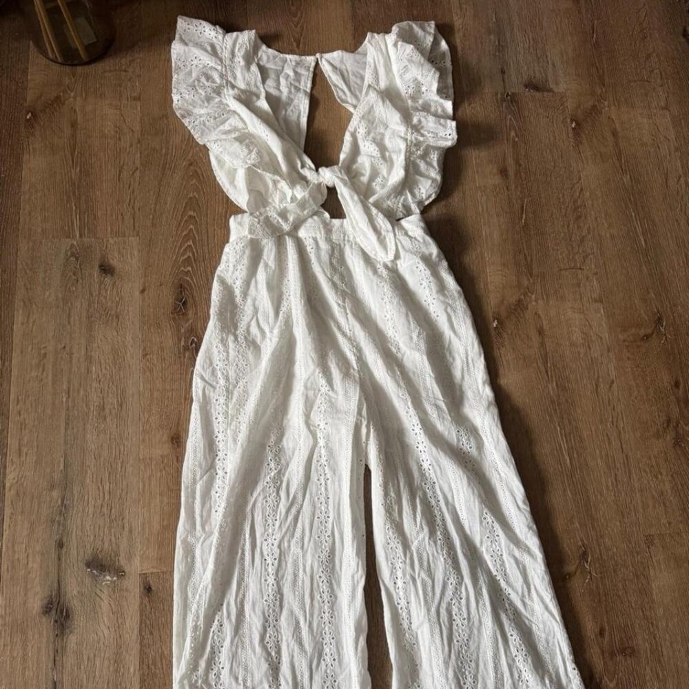 Isalis NWT White Eyelet Lace Jumpsuit with Tieback‎ Size M